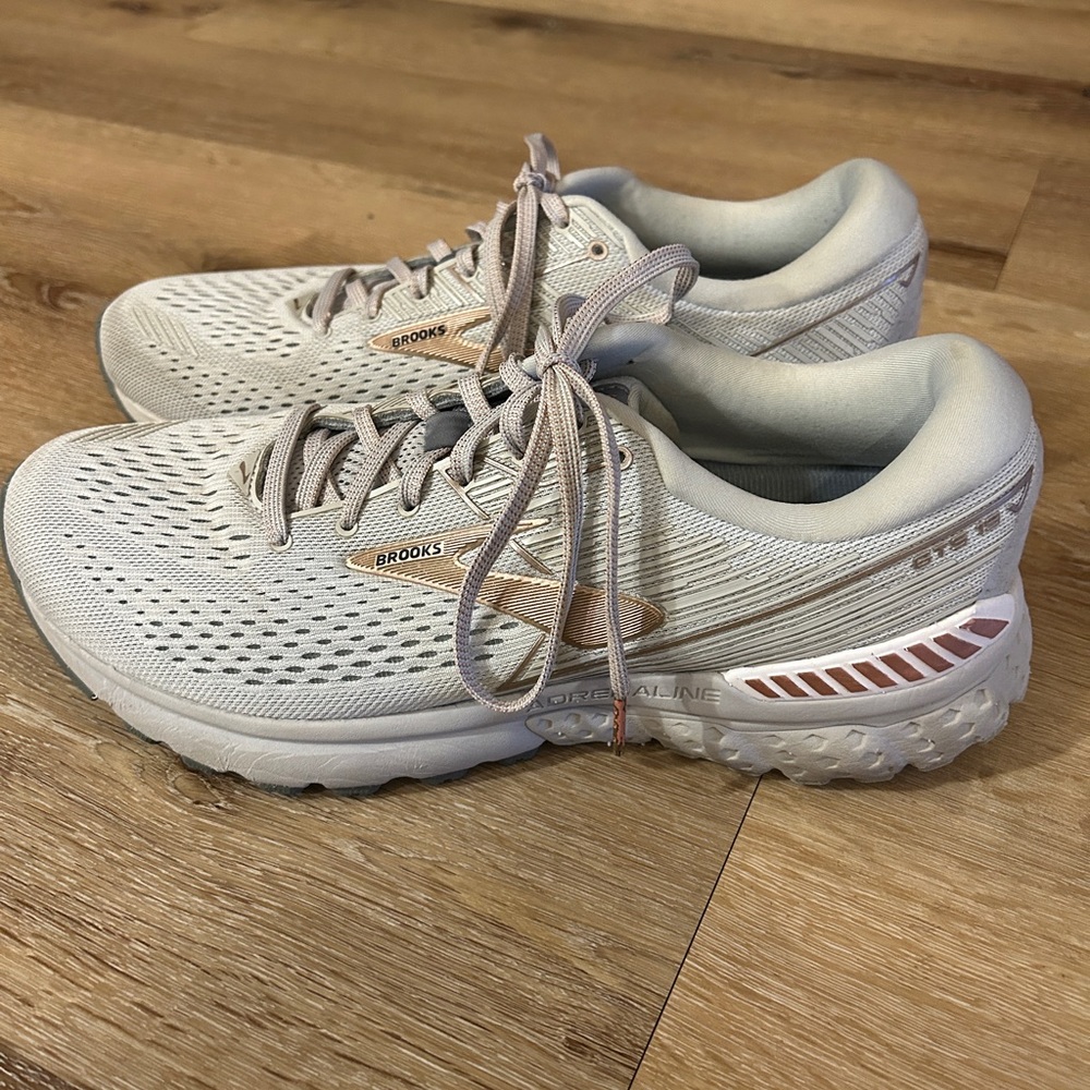 Brooks Adrenaline GTS 19 Womens Shoes Size 11